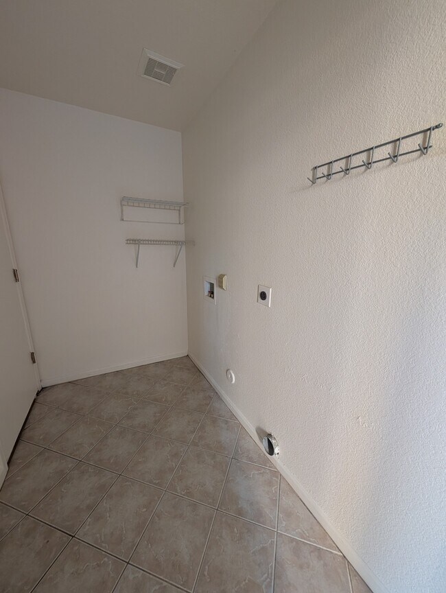 Building Photo - Pointe Tapatio 3br with garage