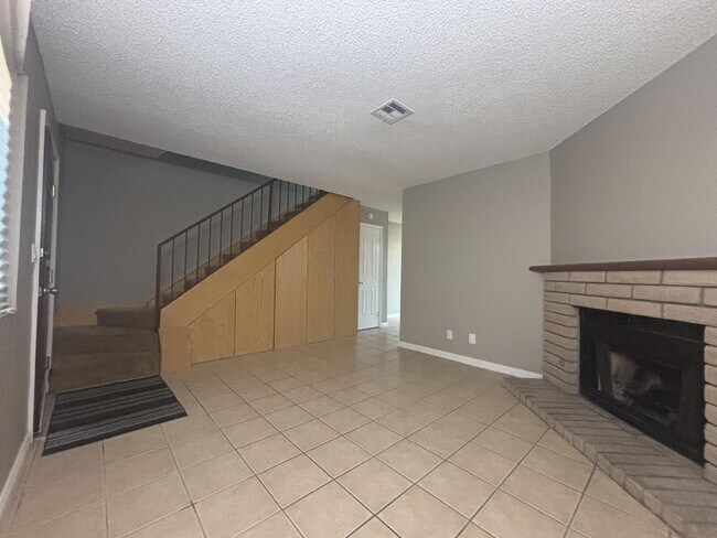Building Photo - 2 Bed |1 Bath Multi-Family Unit with Private Backyard for Rent – North Las Vegas