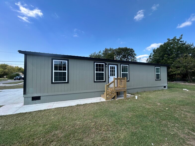 Primary Photo - 305 W Broadway Ave