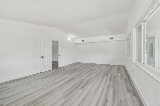 Building Photo - 695 Sunset Dr