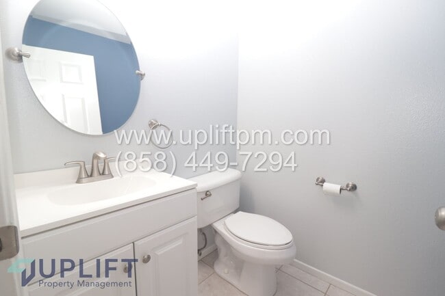 Building Photo - 4 Bed 2.5 Bath Townhouse in Oceanside AVAILABLE NOW!