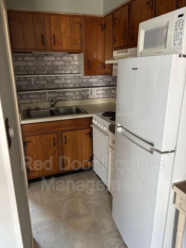 Primary Photo - 141 Lake St