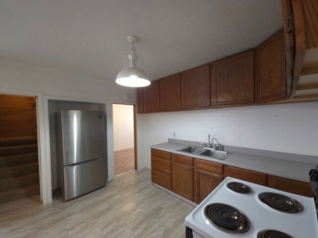 Building Photo - Nice house with a huge garage