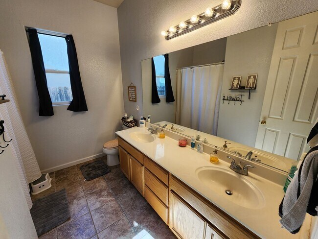 Building Photo - Beautiful Newman Home!