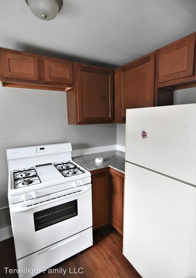 Building Photo - 2 br, 1 bath Apartment - 8 Lincoln