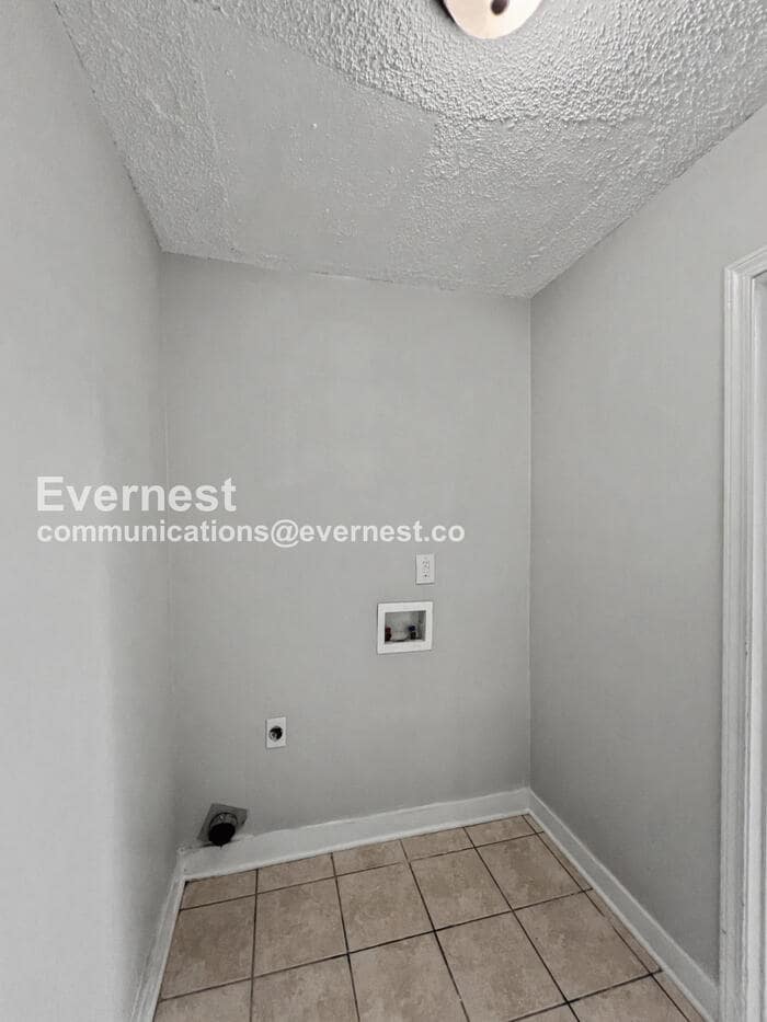 Building Photo - 10731 Chateau Dr