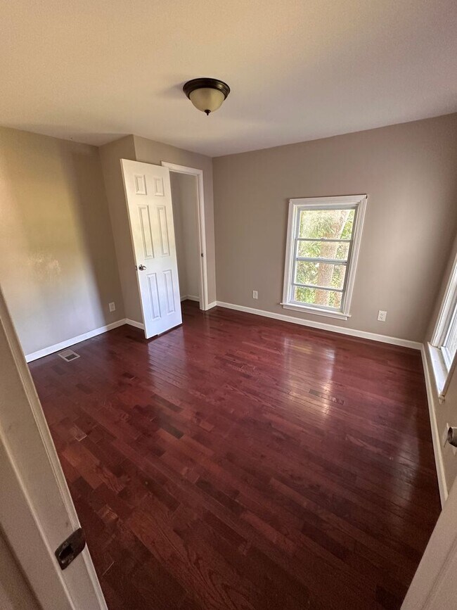 Building Photo - 5 Bedroom/1 bath Single family house