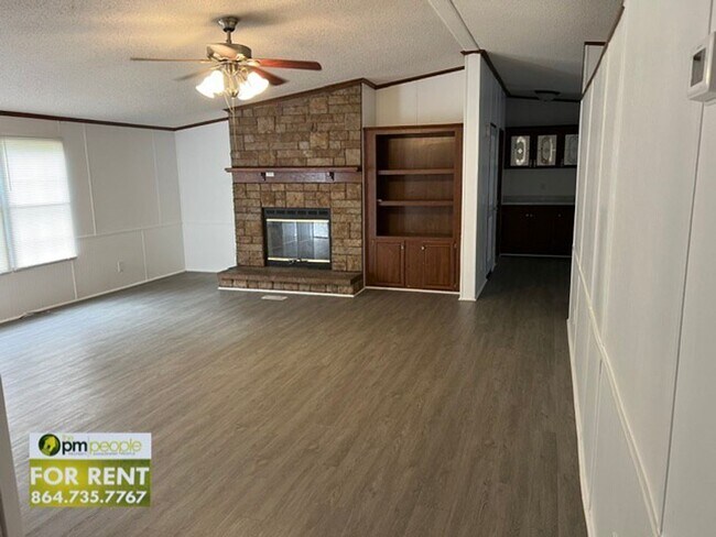 Building Photo - 3/2 Easley Home in Great Location! Easy access to 123, 153, and 85!