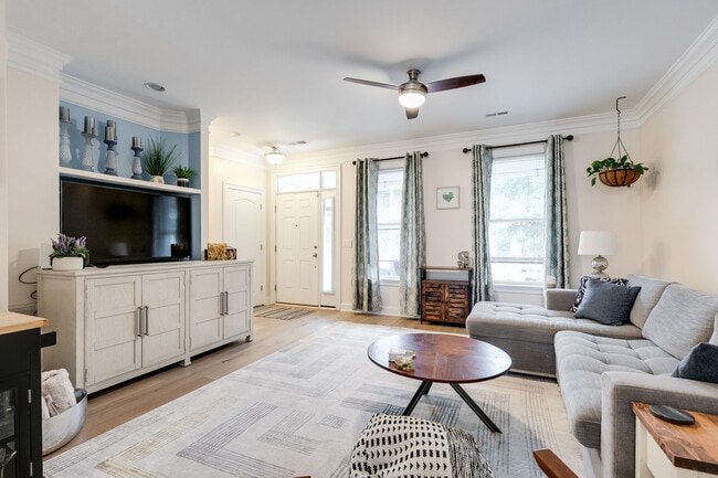 Building Photo - Gorgeous 3 Bedroom Townhome in Oregon Hill...