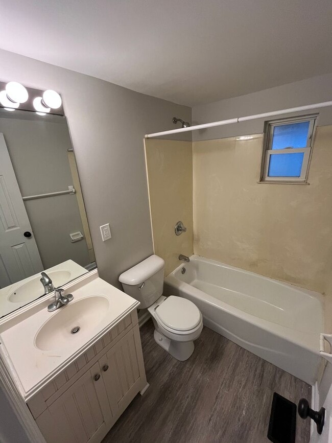 Building Photo - **REMODELED 2-BEDROOM HOME w/ CARPORT IN B...