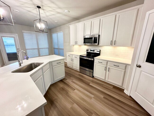 Building Photo - Room for the family!