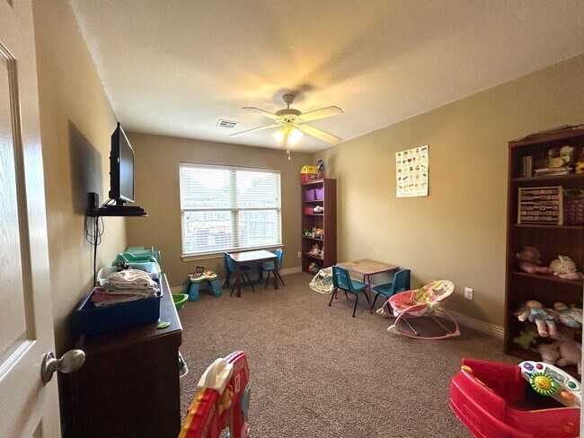 Building Photo - 4 Bedroom 2 Bathroom home