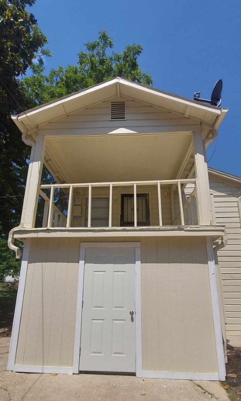 Building Photo - 2026 1/2 N Ross Ave