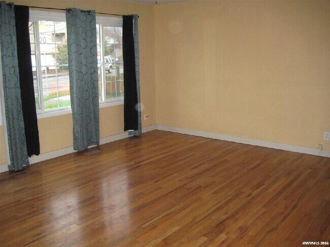 Building Photo - 4 bedroom 2 bath home in great location