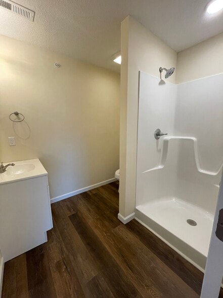 Building Photo - 640 Evans Rd