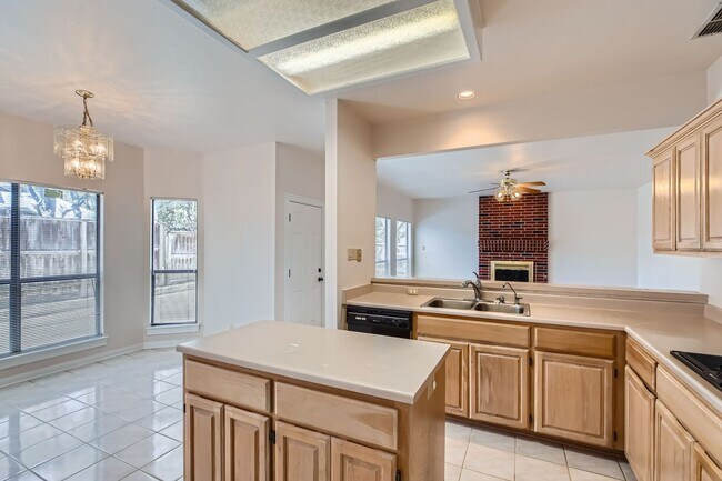 Building Photo - Beautiful 4-bedroom, 3-bath home in the de...