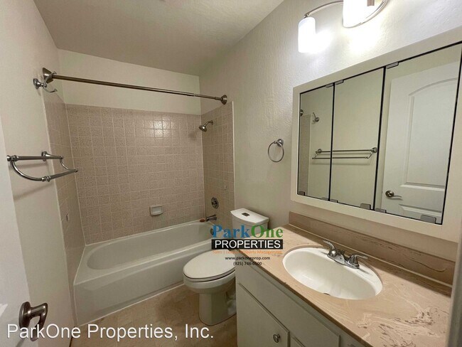 Building Photo - 3 br, 2.5 bath House - 200 Barnett Ter
