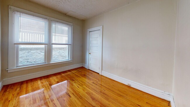 Building Photo - 1712 Summit St