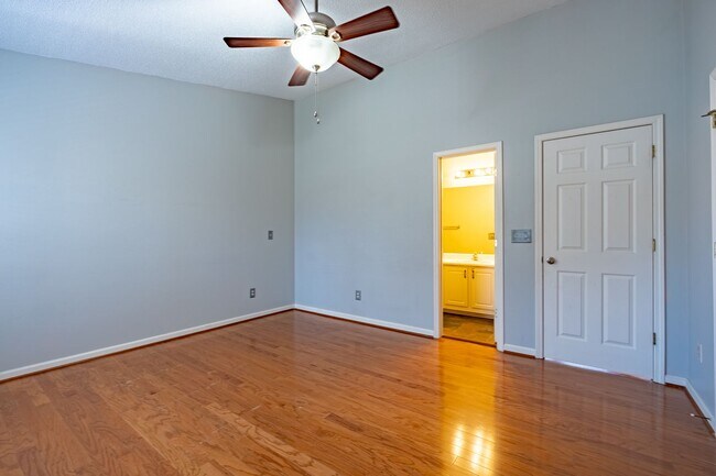 Building Photo - Private 2BR Townhome with Two En-Suite Bathrooms