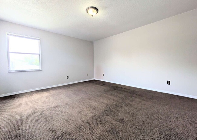 Building Photo - "$300 OFF MOVE-IN SPECIAL! Spacious 3-Bed, 2.5 Bath Townhouse Nestled in the Heart of East Arling...