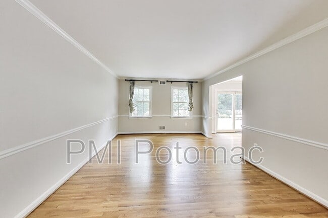 Building Photo - 10 Harvard Ct