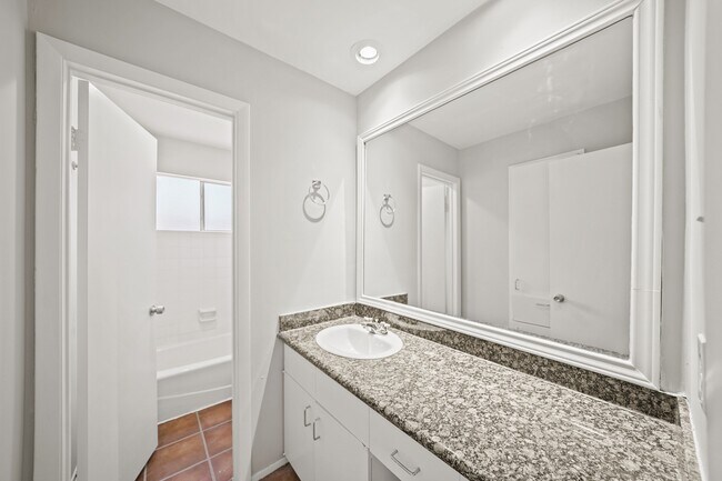 Building Photo - 4343 Willow Beach Dr