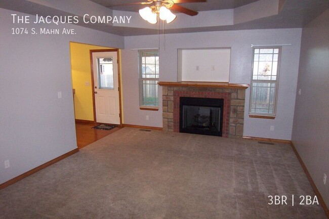 Building Photo - Very Clean 3 Bedroom 2 Bath 3 Car Garage H...