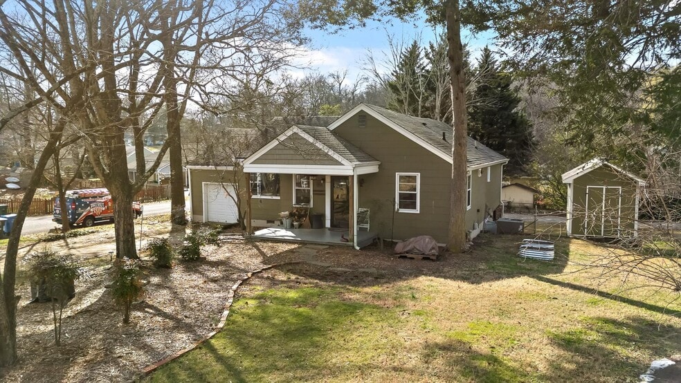 Building Photo - 844 Linden Hall Rd