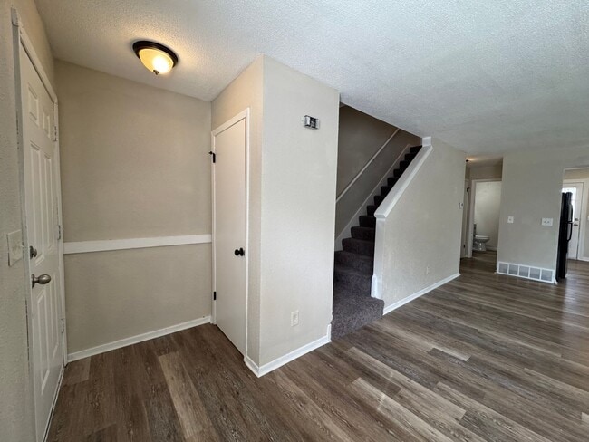 Building Photo - Beautiful 3 Bedroom, 1.5 Bath Townhome wit...