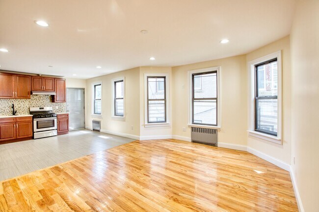 Building Photo - Updated 3 bedroom 1st floor apartment in Waterbury