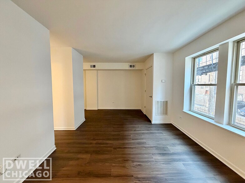 Building Photo - 955 W Carmen Ave