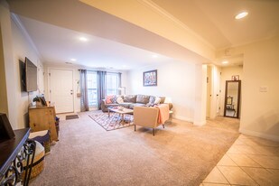 Building Photo - 4000 Oak St