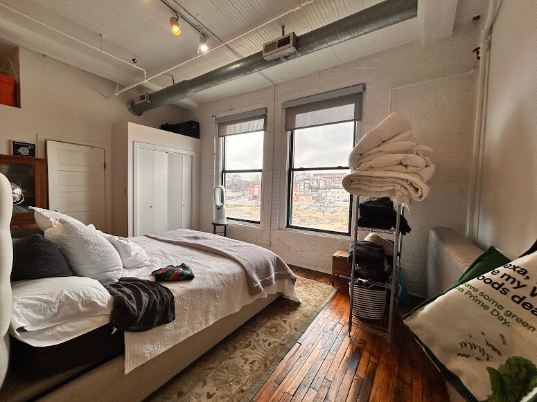 Building Photo - 1800 Central St