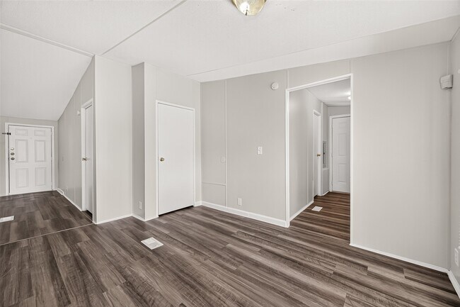Building Photo - 20306 Mountain Dale Dr