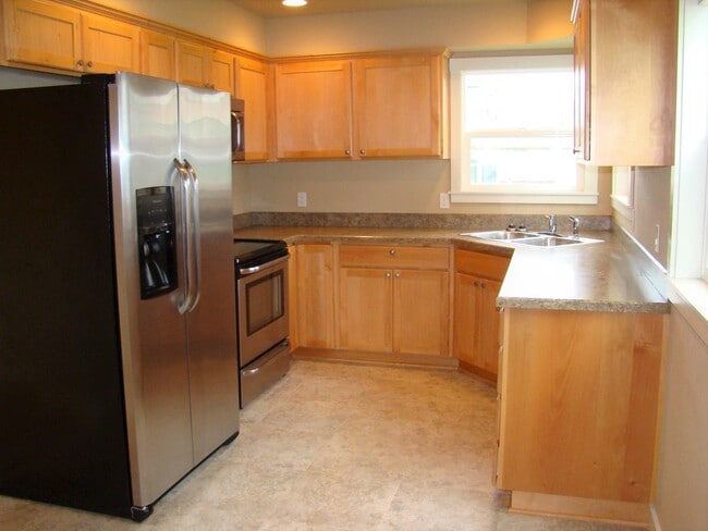 Building Photo - Charming 3 bedroom, 2 bath home