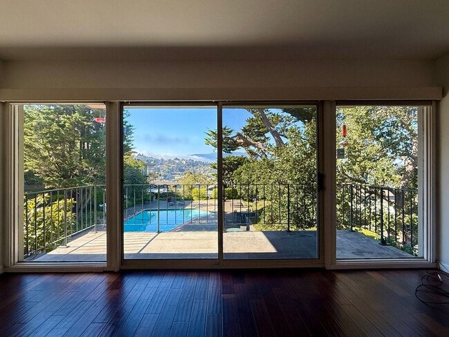 Building Photo - Top Floor Corner Unit Condo With Amazing V...