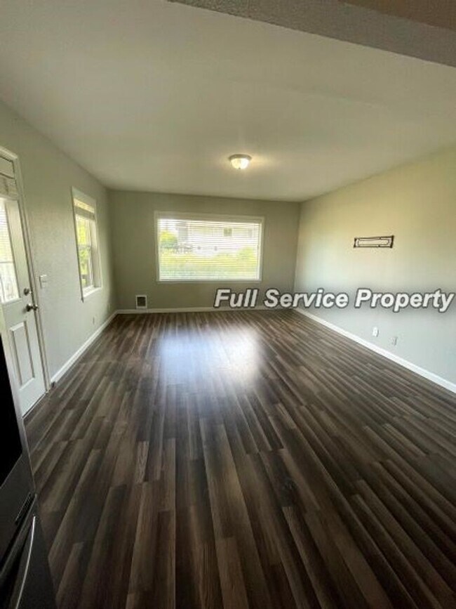 Building Photo - Country charm with Modern day updates!