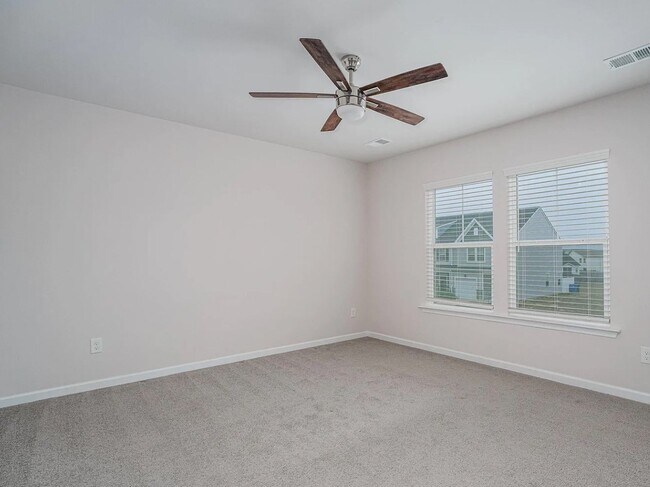 Building Photo - Spacious 3-Bed, 2.5-Bath End Unit Townhome