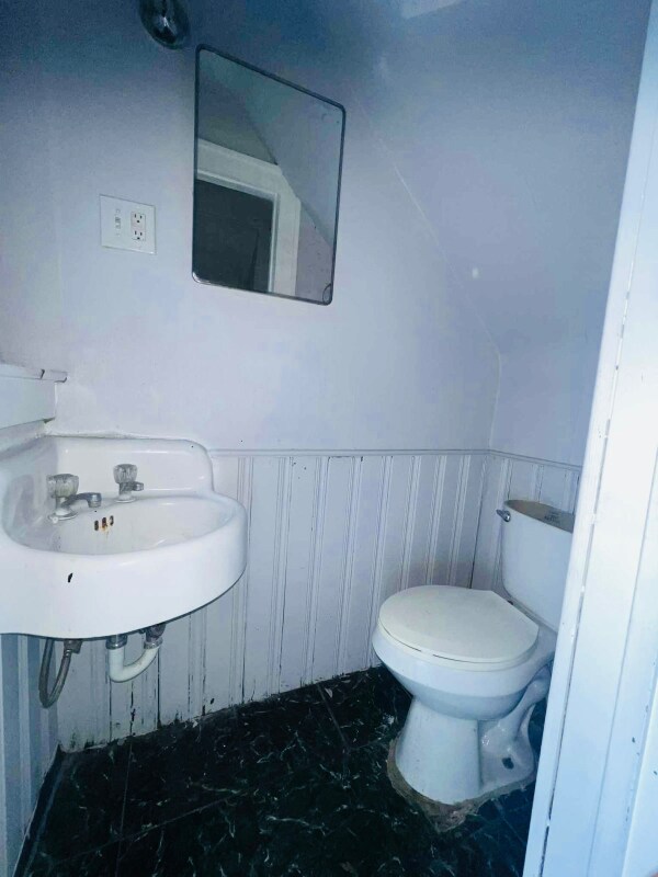 Building Photo - 13934 Montrose St