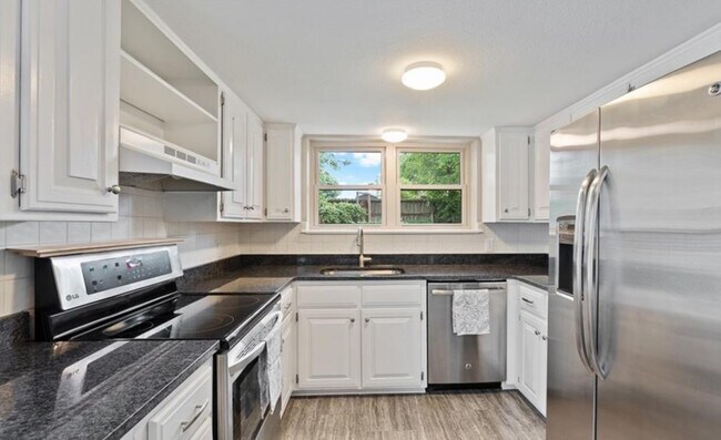 Building Photo - 2714 W Fir St