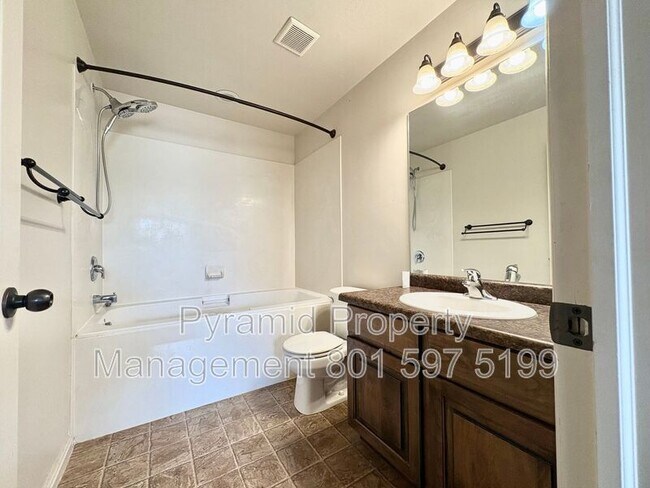 Building Photo - 2136 Fernside St