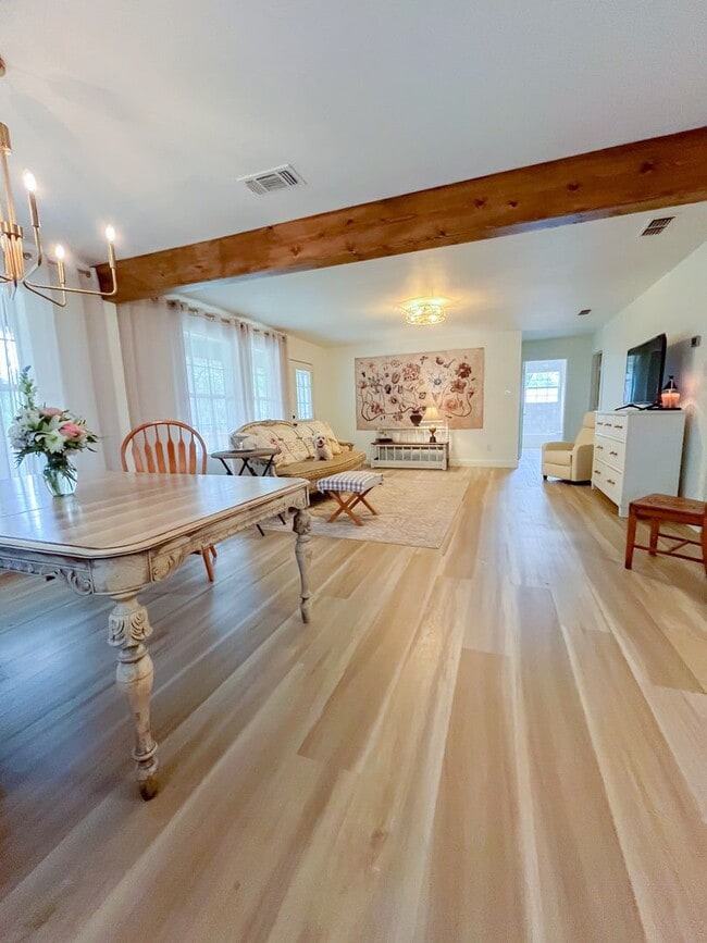 Building Photo - 128 Pollyanna Dr