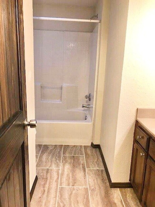 Building Photo - 4-bed 2-bath 2-car For lease SW Moore
