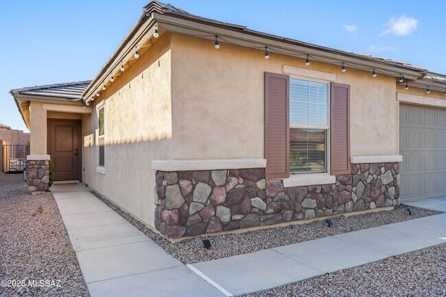 Building Photo - 890 W Calle Cajilla