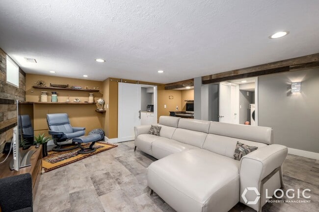 Building Photo - Beautiful Home in Salt Lake!