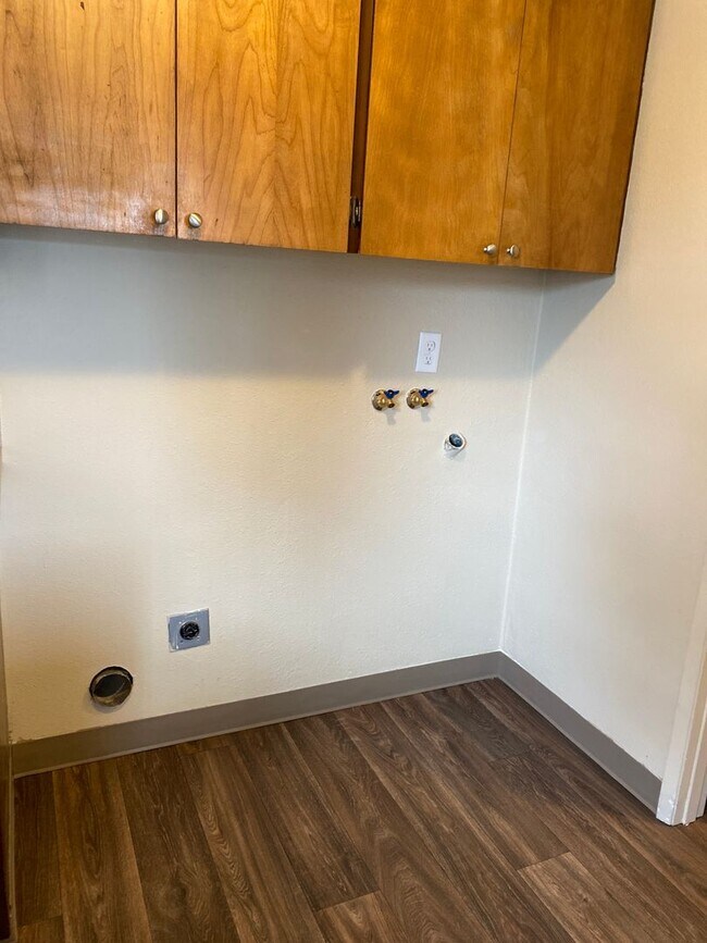 Building Photo - (526) Halpert Duplex - 4 Bedroom / 2 Bathroom