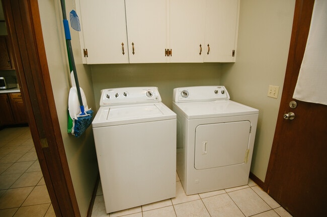 Building Photo - 524 S Ridge Dr