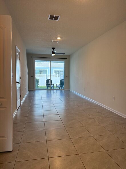 Building Photo - 551 Big Tree Way