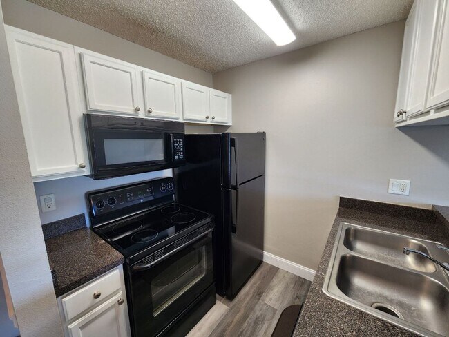 Building Photo - Water Front- 2nd Floor- 1 Bedroom 1 Bath f...