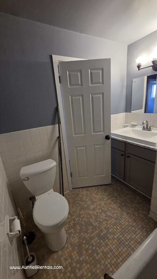 Building Photo - UPDATED 2 Bedroom 1 Bath with an office  Columbia Heights
